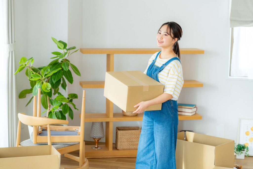 社宅契約の手続きをする女性 引っ越し